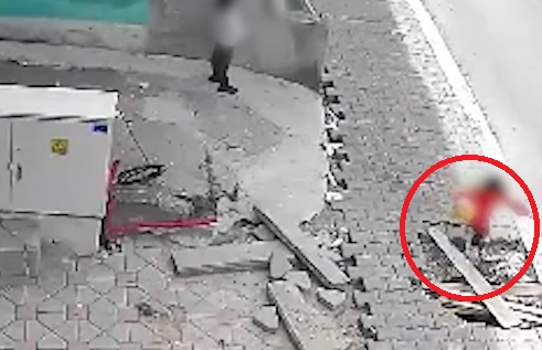 Momenti kur një vajzë e vogël bie në pusetën që ishte e hapur në mes të trotuarit në Mitrovicë(Video)