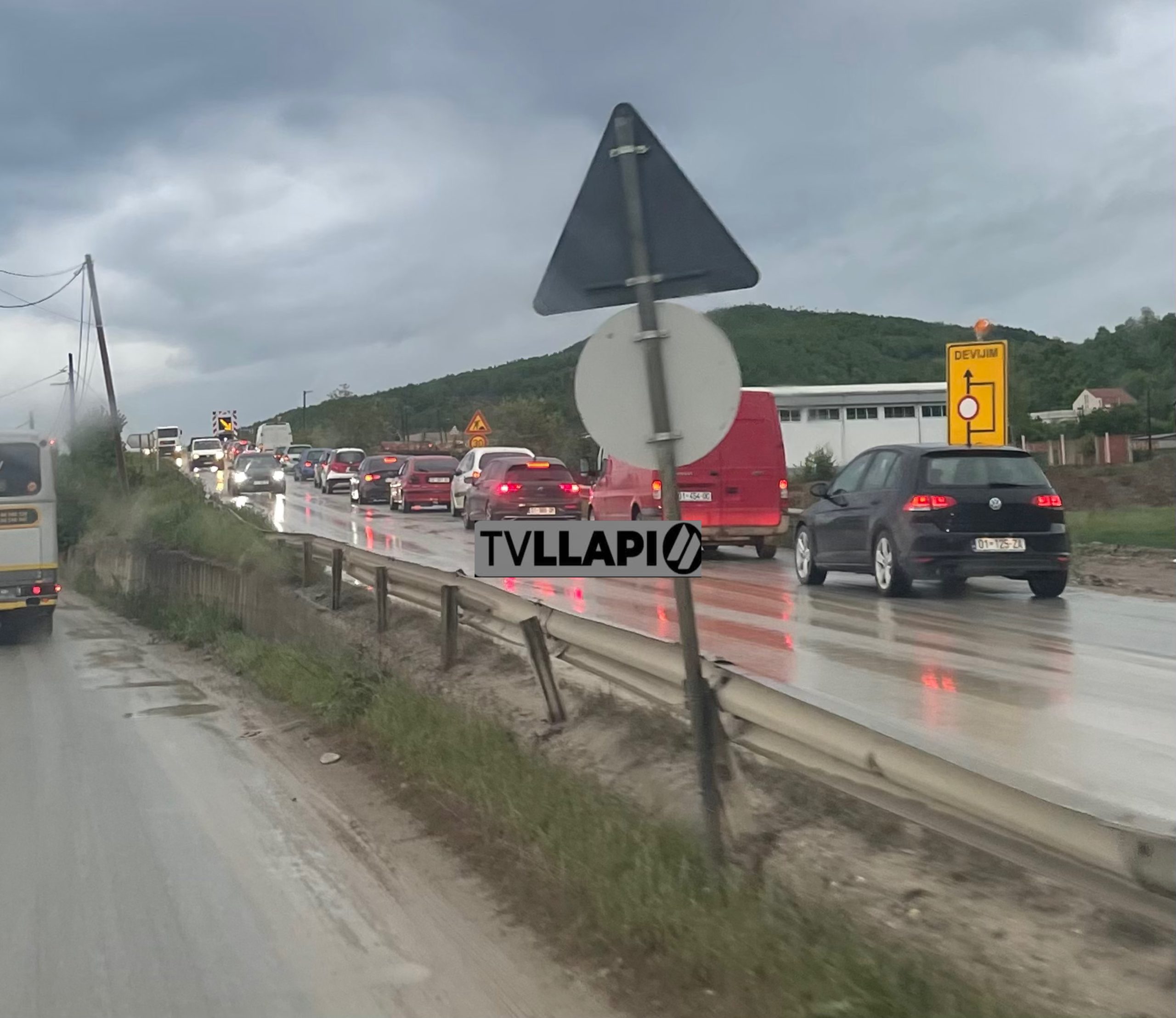 Vazhdojnë kolonat e gjata për shkak të punimeve në rrugën Prishtinë-Podujevë