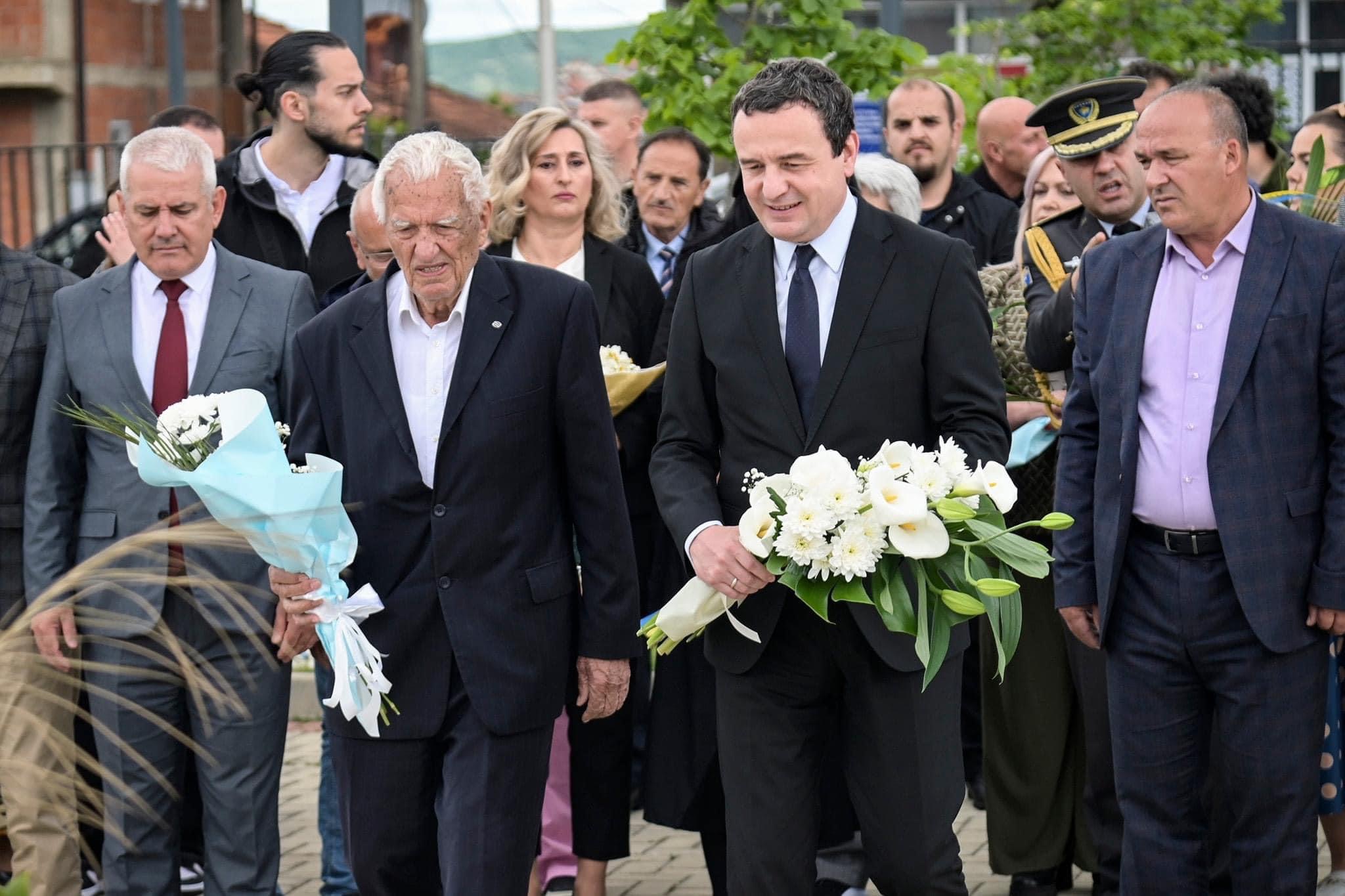Kurti e Bulliqi bëjnë homazhe dhe nderime për luftëtarin e lirisë, heroin Ilir Konushefci