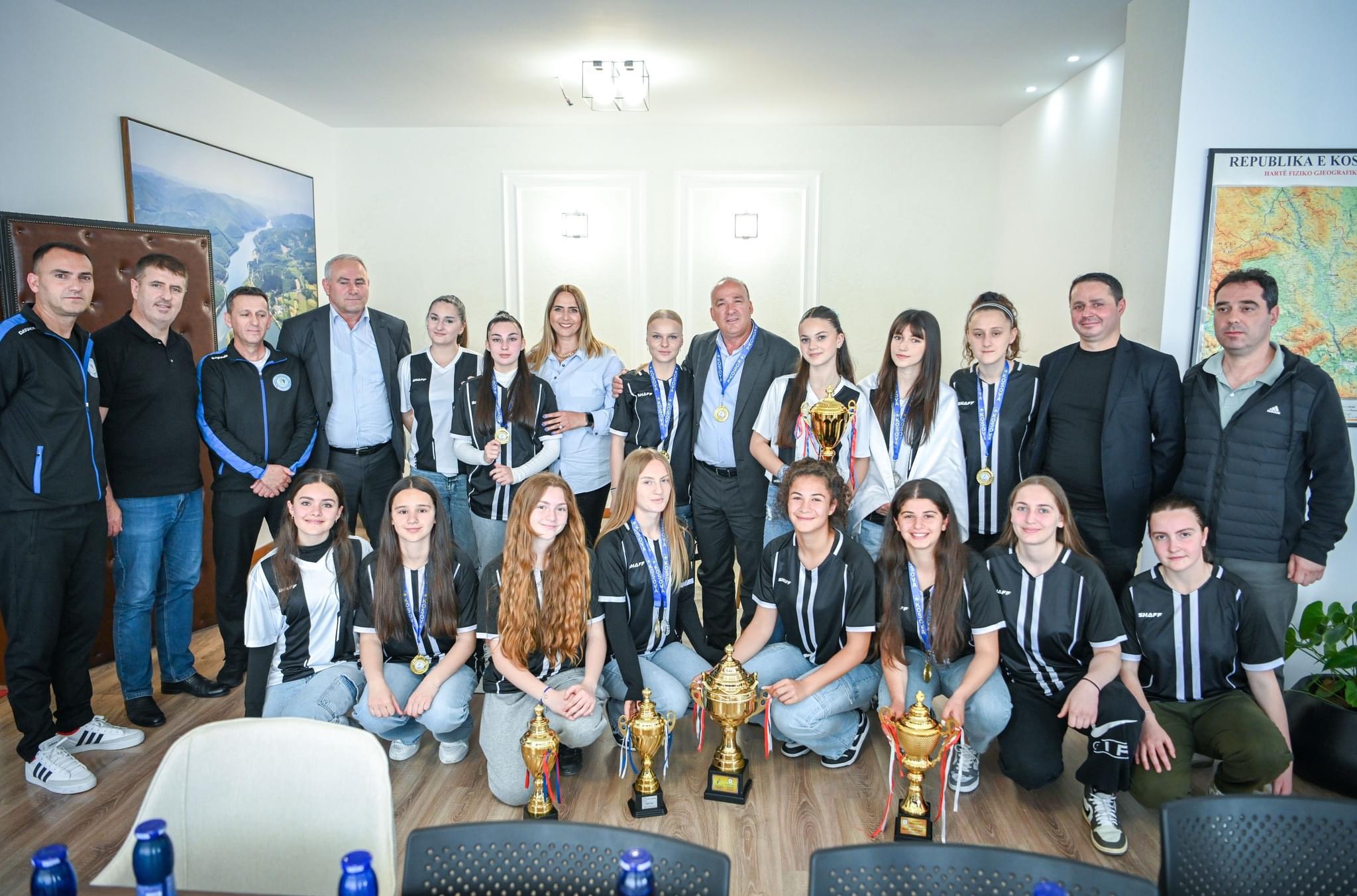 Bulliqi: Kënaqësi të mirëpres gjimnazistet e shkollës “Aleksandër Xhuvani” që fituan garat Republikane të futsallit