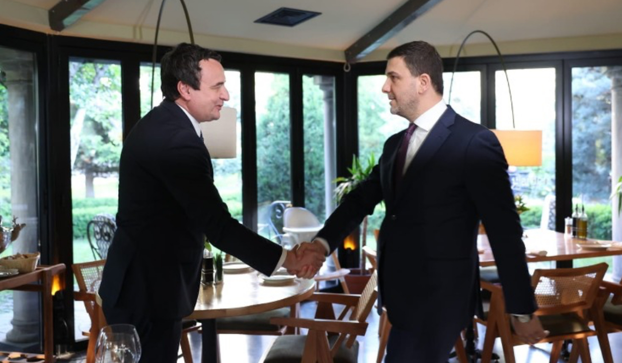 Kurti e Krasniqi u morën vesh për t’ia shkurtuar mandatin Vjosa Osmanit