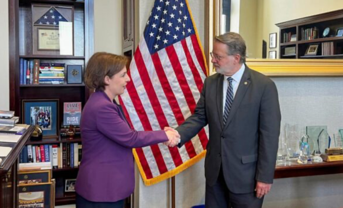 Gërvalla në Washington takohet me senatorin demokrat, diskutohet për anëtarësimin e Kosovës në NATO