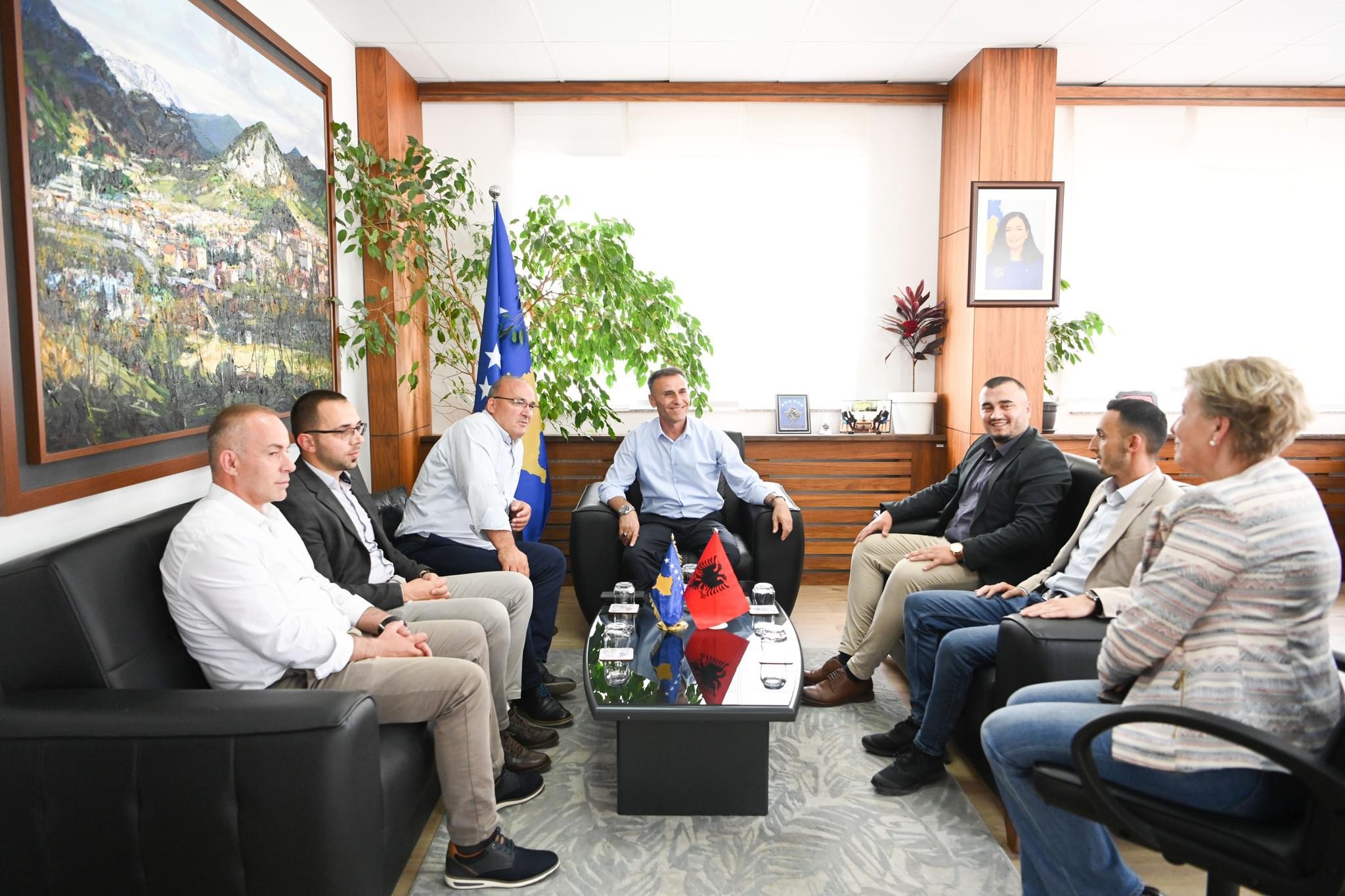 Kryetari Bulliqi me bashkëpunëtorë ishin në veri të vendit, ku u pritën nga  Kryetari i Komunës së Leposaviqit, Lulzim Hetemi.