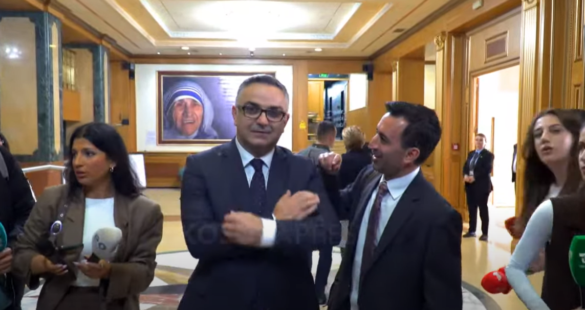 ‘Hiqmu qafe Dimal allahile’: Tregojmë se çka ndodhi në këtë moment në mes të Bashës dhe Tahirit