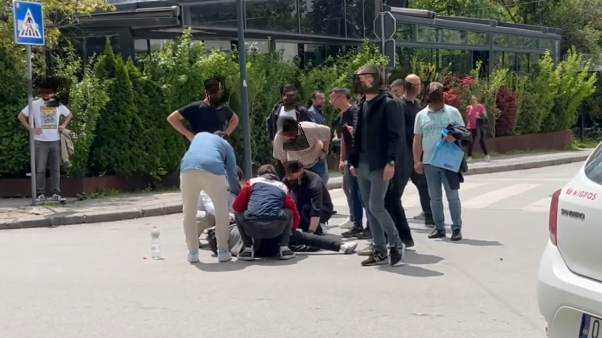 Lëndohet rëndë një person – Pamje të tmerrshme të aksidentit te ‘kafet e vogla’, vetura godet motoçikletën