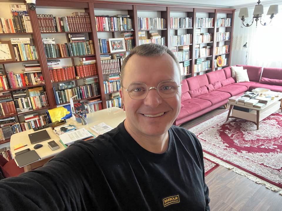 Drejtori i Bordit të Trustit ka investuar në kriptovaluta, thotë se posedon një bibliotekë 594 mijë euro e që bashkëshortja merr pagë vjetore 1.2 milionë funta