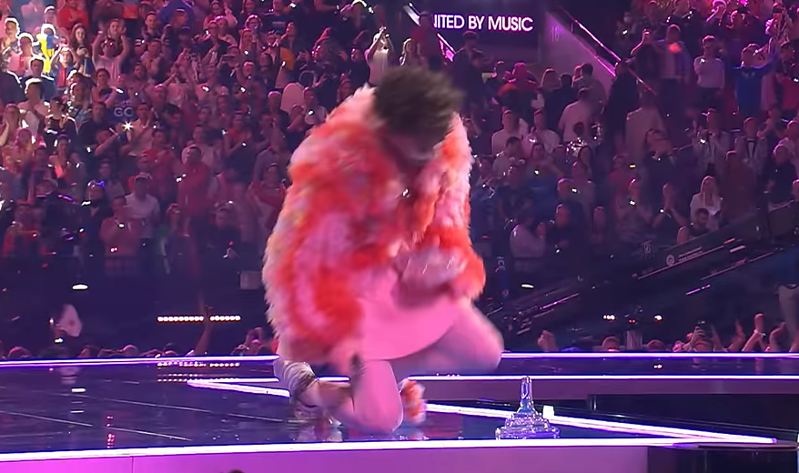 Ndodh edhe kjo: Nemo i Zvicrës thyen trofeun e Eurovizionit, vetëm pak minuta pasi u shpall fitues