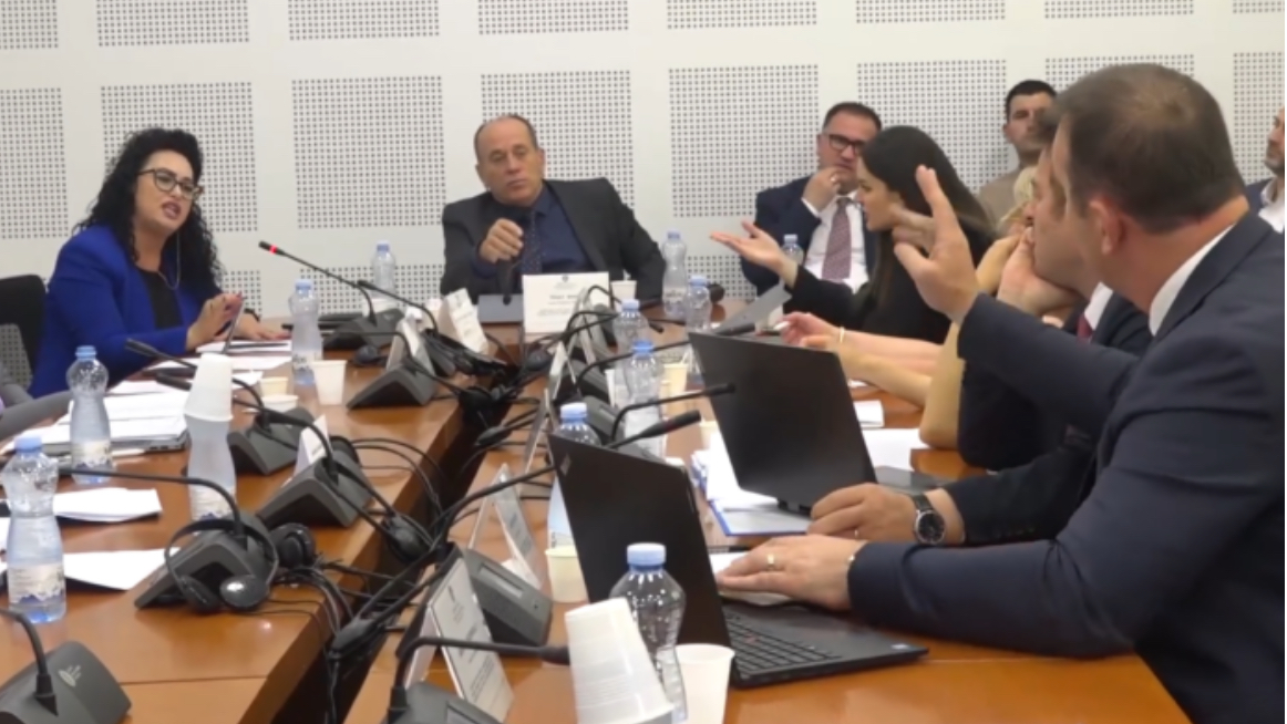 Përplasen ashpër deputetët: “Këqyrni gratë e juve kah po rrinë – ke kujdes çka po flet”