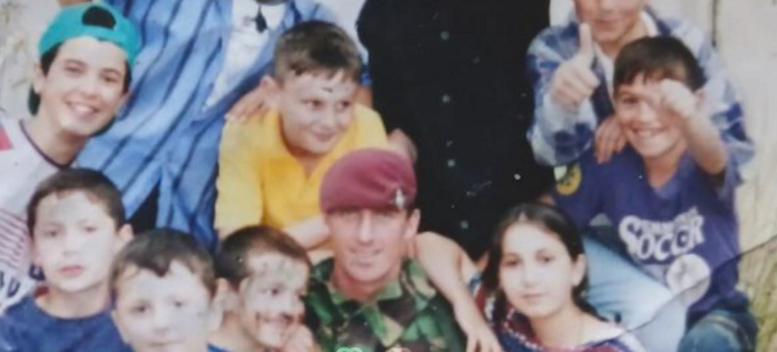 Veterani britanik kthehet pas 25 vjetësh në Kosovë, ka dëshirë t’i takojë fëmijët që i shpëtoi në luftë