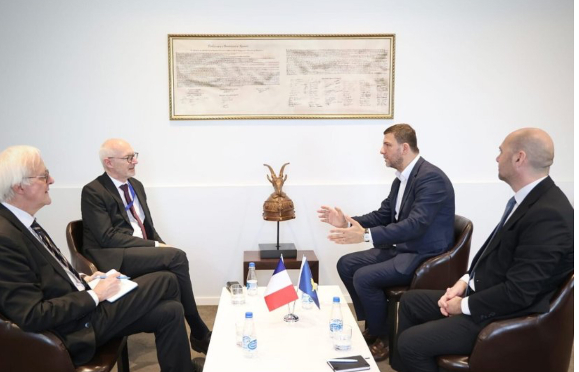 Krasniqi me ambasadorin francez bisedojnë për zhvillimet politike në Kosovë
