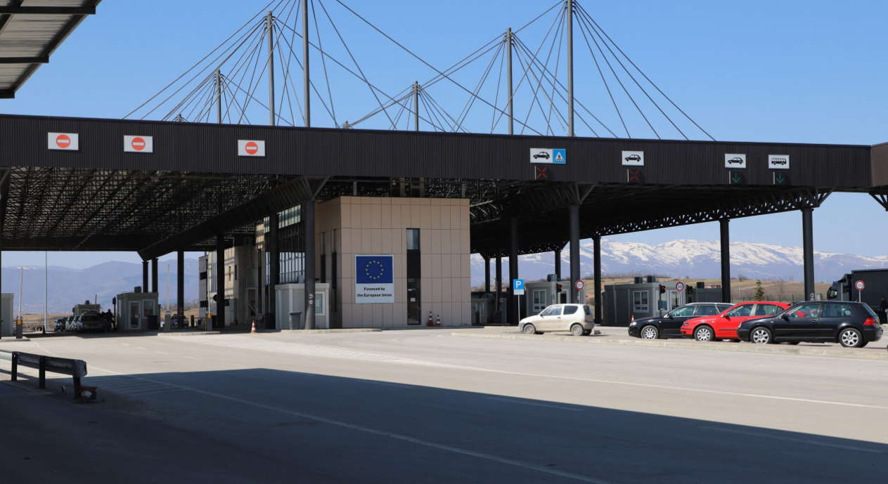 I kërkuari që u ndal në kufi ikë para syve të Policisë, u arratis pasi polici i kërkoi të parkohej mirë