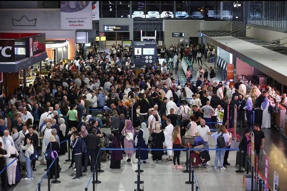 Kthehet sot grupi i parë i haxhilerëve nga Meka