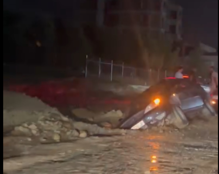 Në rrugën Prishtinë – Podujevë e cila është në ndërtim e sipër, një veturë ka përfunduar jashtë saj