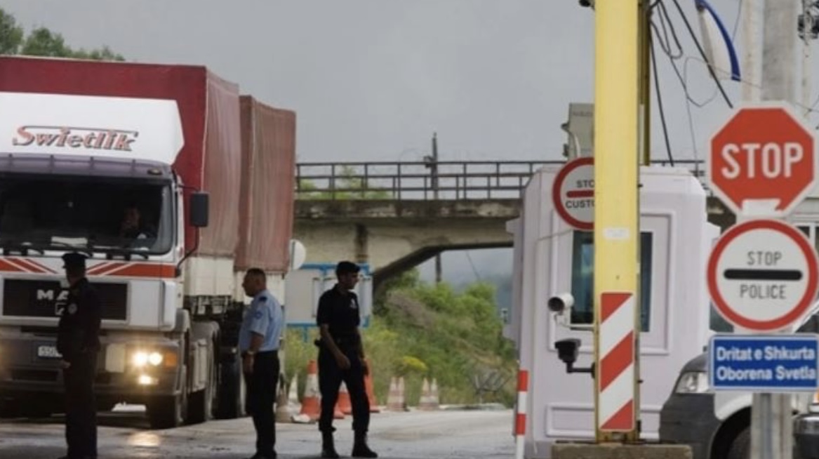 Shtohen kufizimet për kalimin e kamionëve të mallrave në kufi me Kosovën dhe Shqipërinë