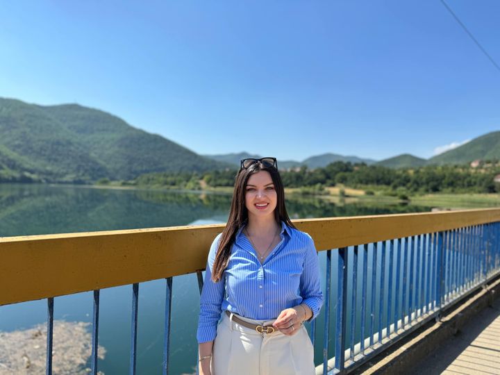 Veriu “vërshohet” nga pushtetarët, edhe deputetja Statovci pozon buzë Ujmanit