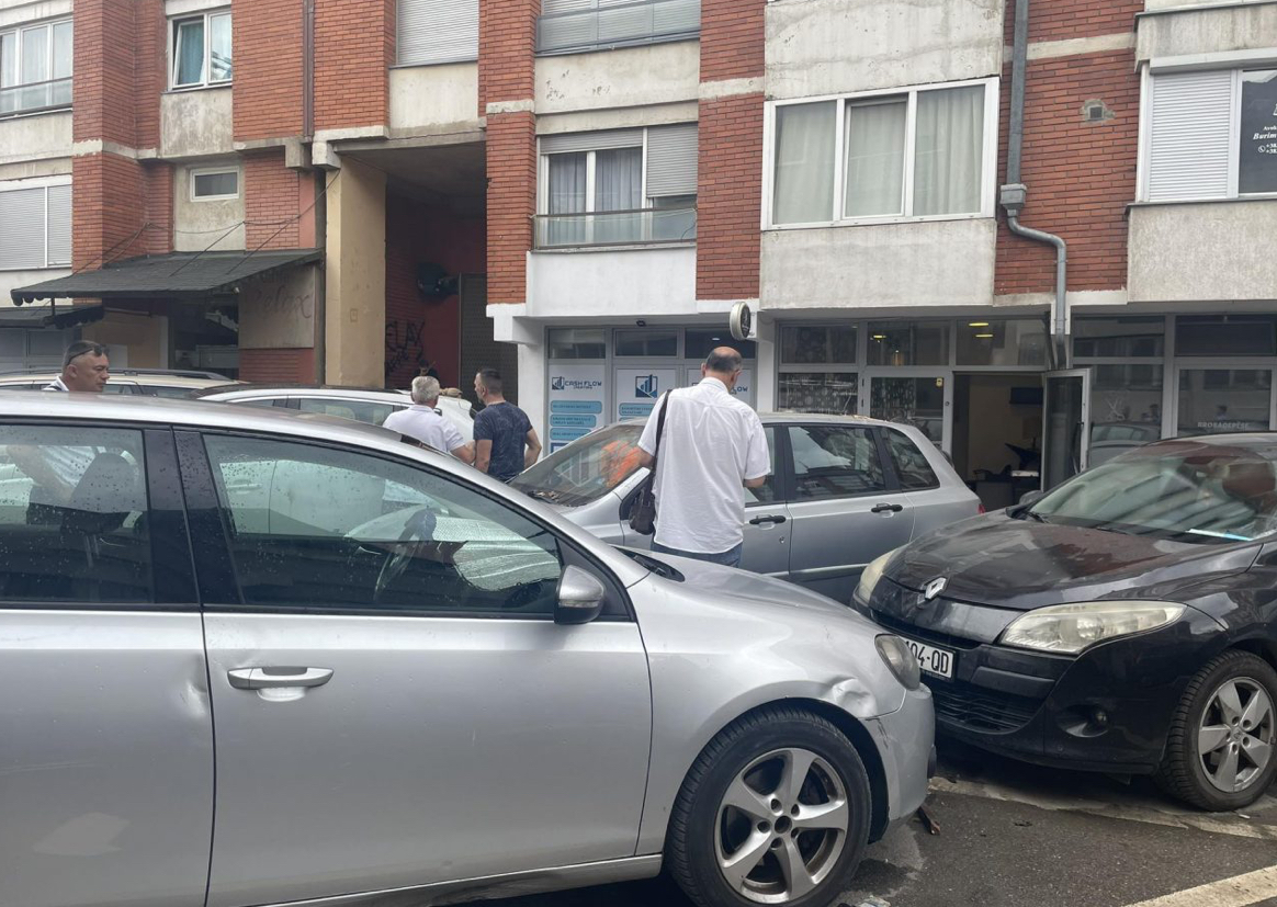 Dëmtohen tri vetura nga rënia e çatisë në lagjen “Pejton”, fatmirësisht s’ka të lënduar