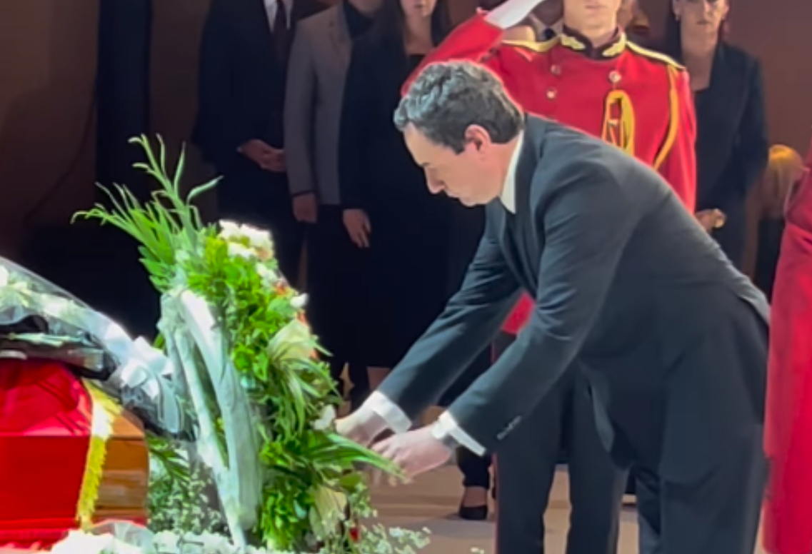 “Pikëllimi është i thellë, admirimi i fortë”, çfarë shkroi Albin Kurti në librin e kujtimeve për shkrimtarin e ndjerë Ismail Kadare