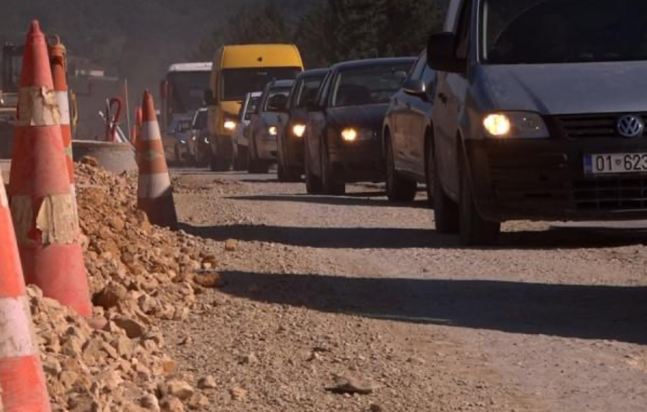 Zvarriten punimet në magjistralen Prishtinë-Podujevë, ankohen banorët: Pluhuri na mbyti e veturat po dëmtohen
