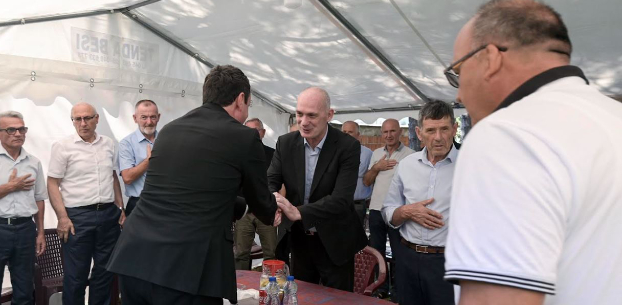 Kurti e Bulliqi shkojnë për ngushëllime te familja e Fatmir Humollit