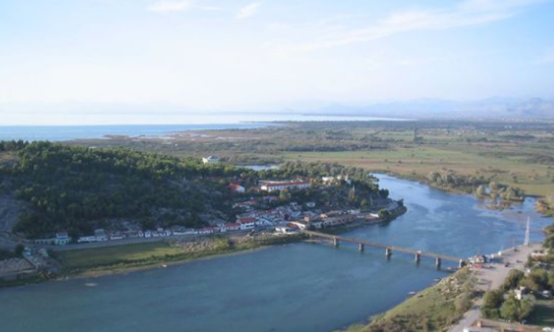 Nëna tenton të hidhet nga lumi Buna bashkë me katër fëmijët e saj, policia parandalon tragjedinë