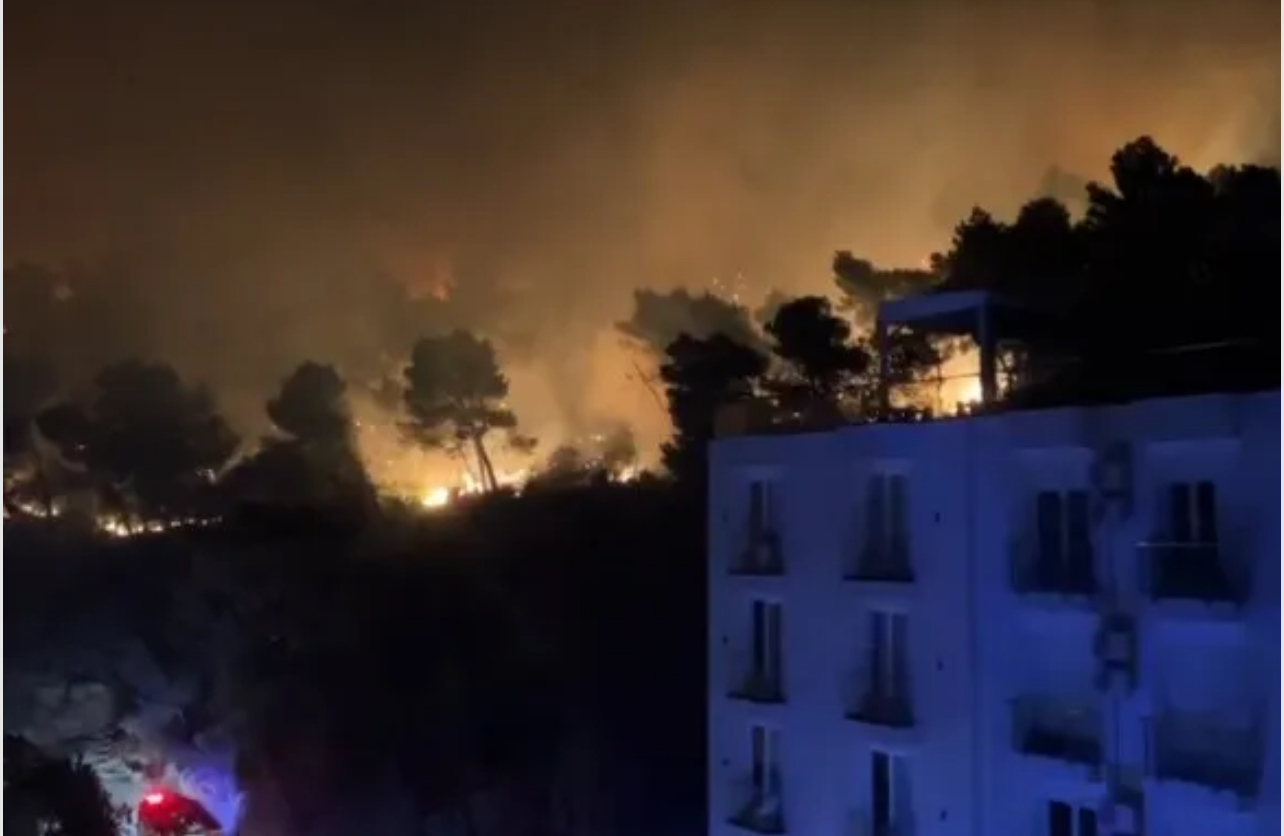 Gjendje e rënduar në Shëngjin, zjarri përhapet pranë hoteleve dhe banesave