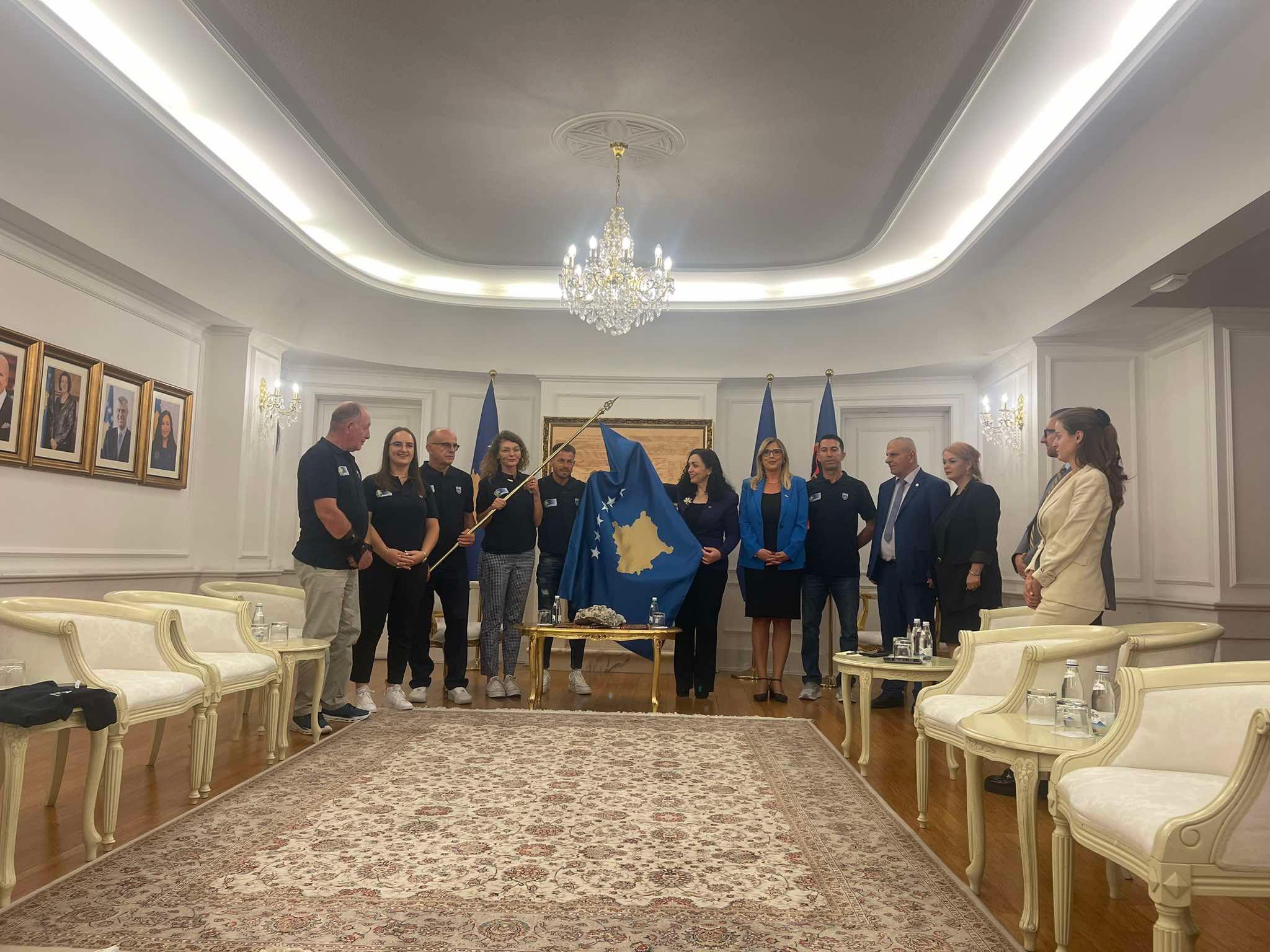 Osmani i dorëzon flamurin lojtarit që do të përfaqësoj Kosovën në Lojërat Paralimpike “Paris 2024”