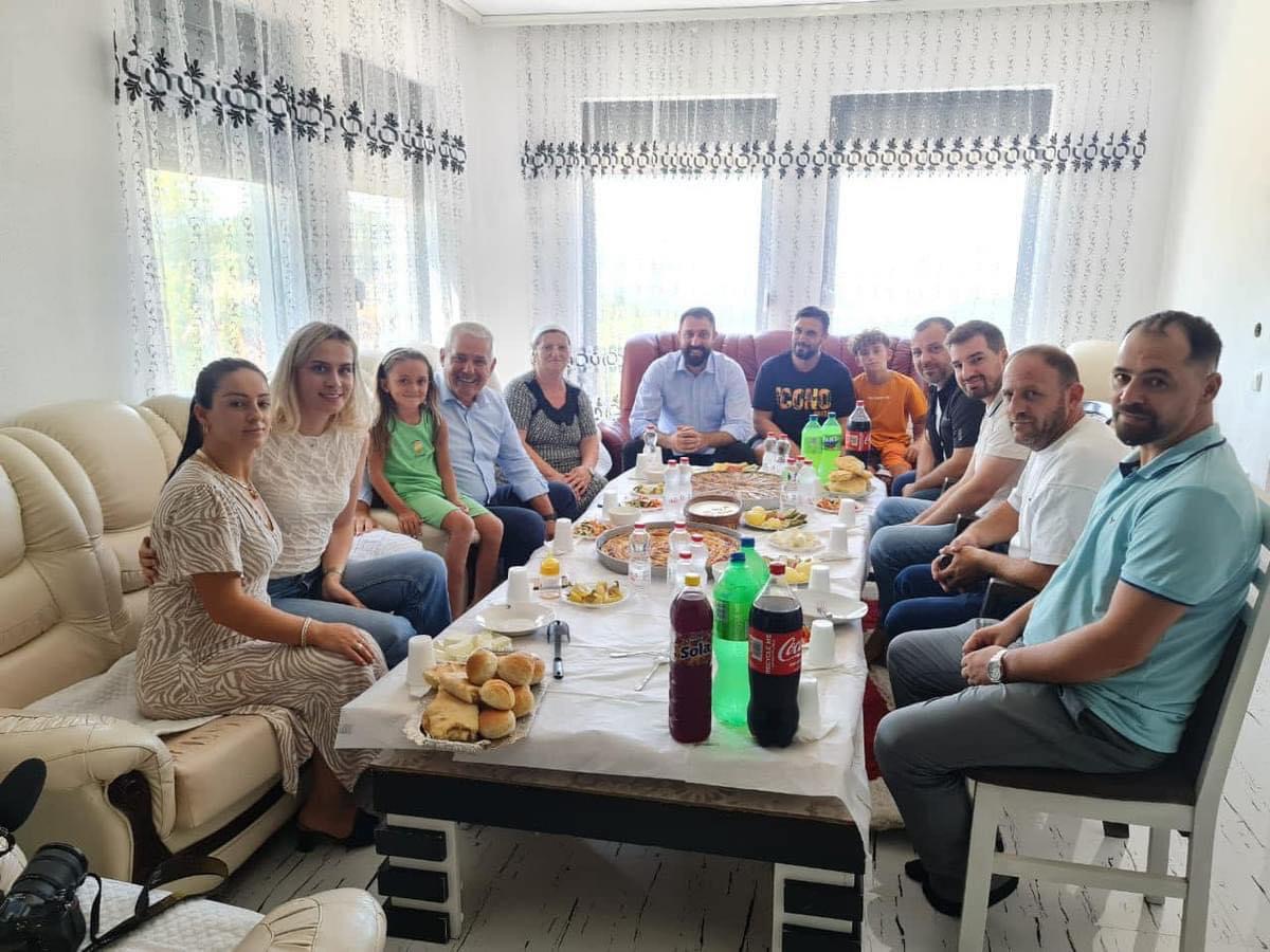 Ministrat Sveçla e Krasniqi shkojnë për drekë e kafe në familjet që iu ndërtuan shtëpi në veri