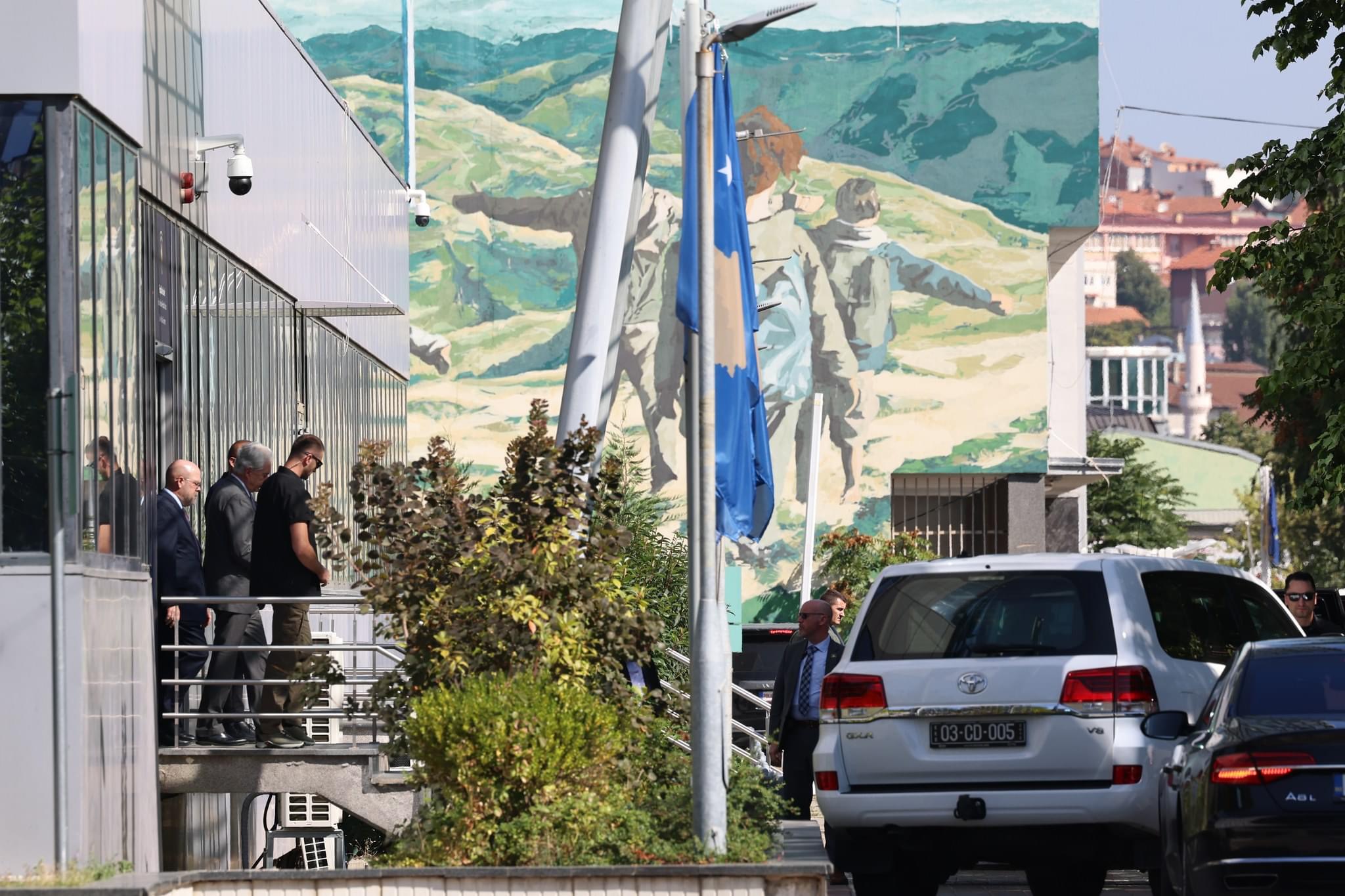 Shefi i CIA-s takohet me Kurtin