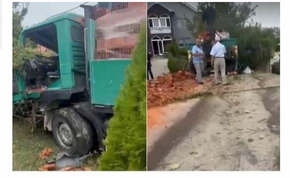 Kamionit i dështojnë frenat, përplaset në oborrin e një shtëpie në Prishtinë
