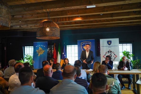 Kurti takon përfaqësues të diasporës, prezanton të arriturat në vend