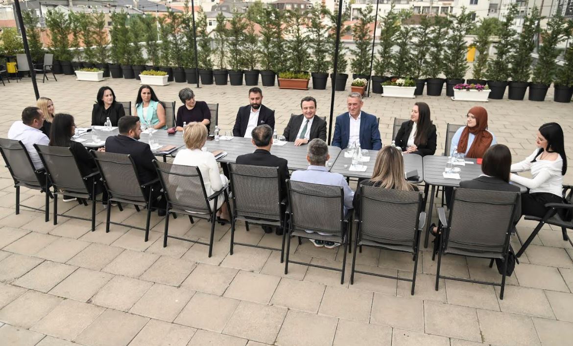 Kurti pret në ballkonin e hapur Lulzim Hetemin, që rezistoi shumë kohë në ambient të mbyllur