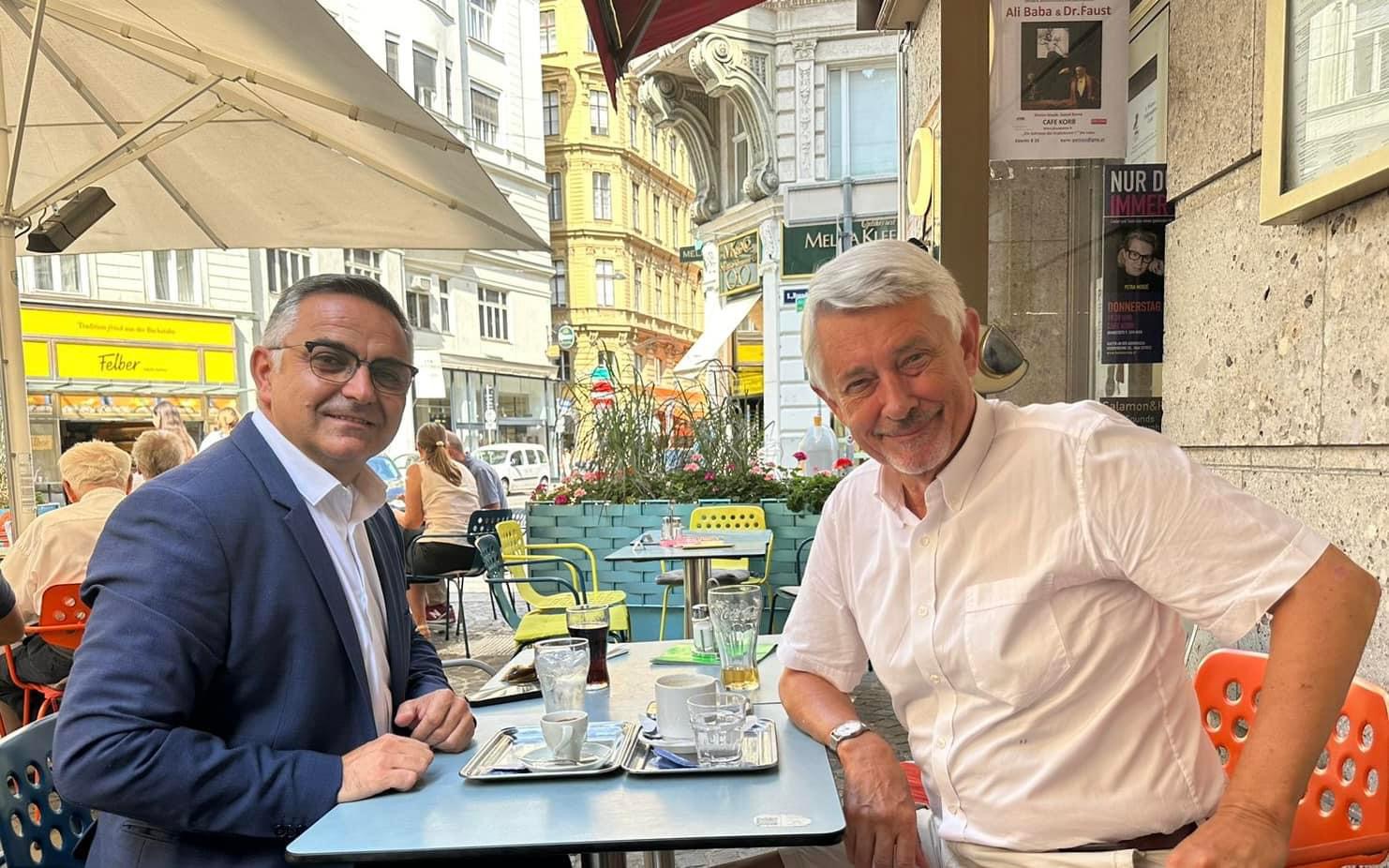 Besnik Tahiri takohet me ish-Ministrin e Mbrojtjes së Austrisë