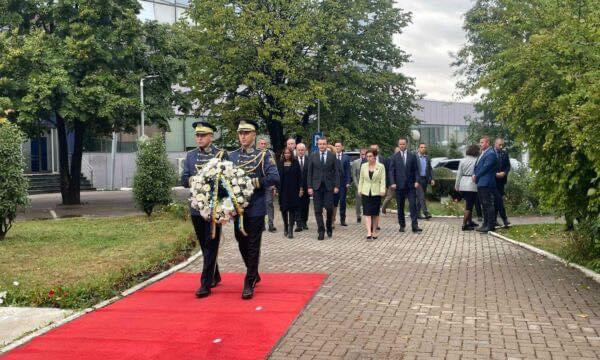 Kurti dhe zëvendës-shefja e ambasadës së SHBA-së nderojnë viktimat e sulmit të 11 Shtatorit, afër i qëndrojnë edhe ministrat