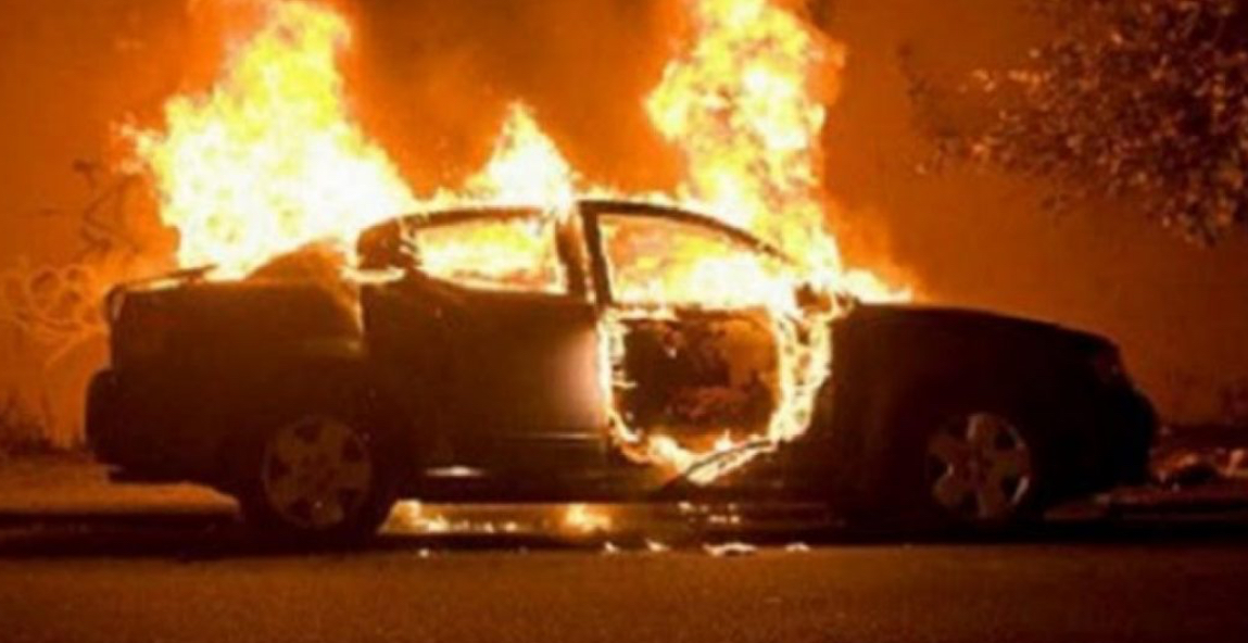 Djegia e dy veturave te autosalloni në Çagllavicë, Policia siguron pamjet kur dikush ia vë flakën