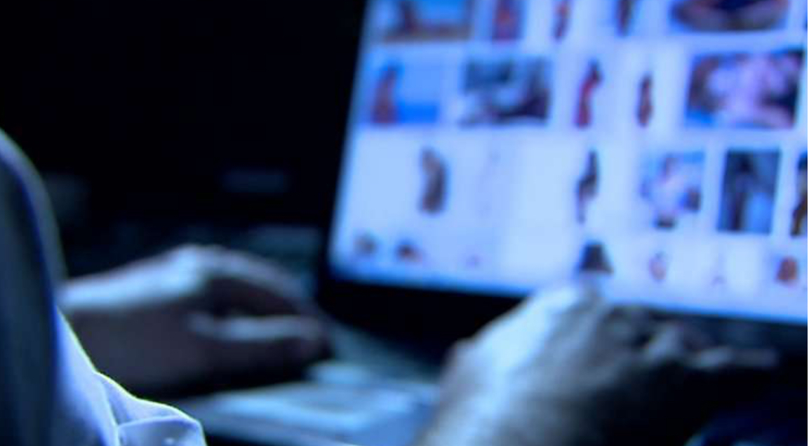 Gruaja e detyroi 71-vjeçarin të paguajë 50 mijë euro për të mos ia publikuar fotot intime