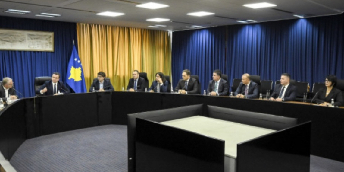 Kurti takoi përfaqësues të bankave komerciale në Kosovë