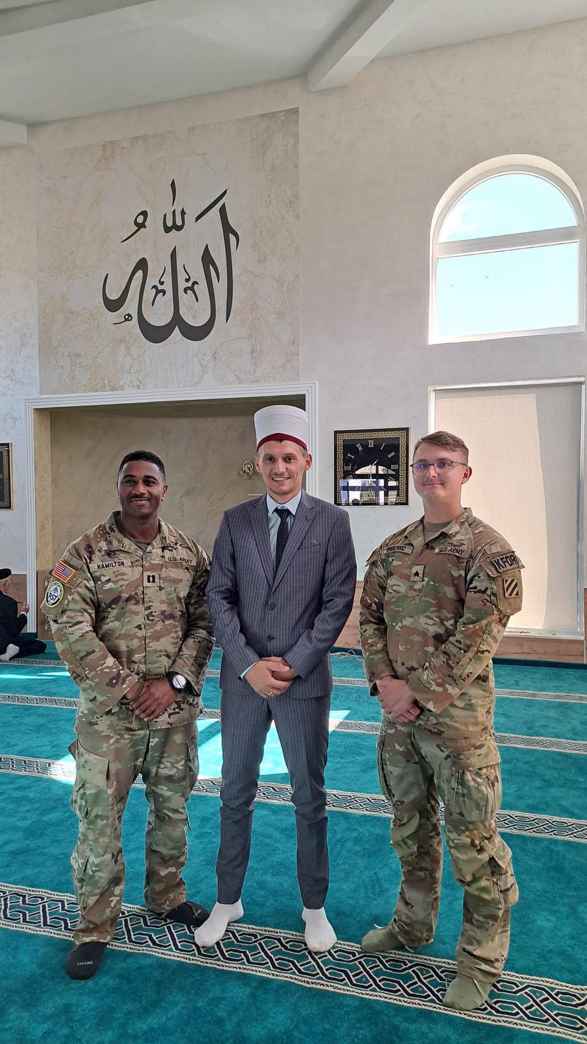 Ushtarët Amerikanë marrin pjesë në faljen e xhumasë në fshatin Lladoc të Podujevës