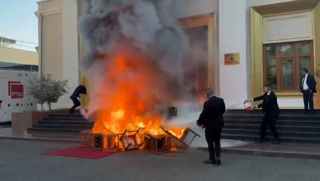 Deputetët e PD i vënë zjarrin karrigeve jashtë Kuvendit! Flakët dalin jashtë kontrollit