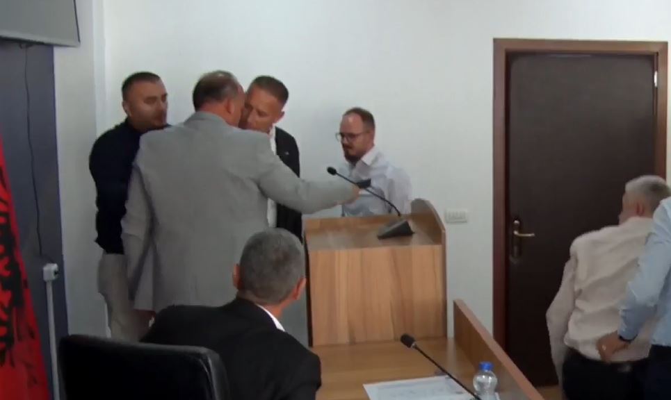 LDK-ja në Podujevë thotë se Bulliqi e fyeu asamblistin e tyre duke i thënë “pis” e “han në grazhd”