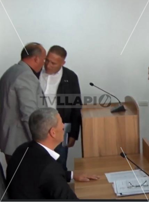 VV-ja në Podujevë: Asamblisti i LDK-së tentoi ta sulmojë fizikisht kryetarin Bulliqi, rasti është në polici