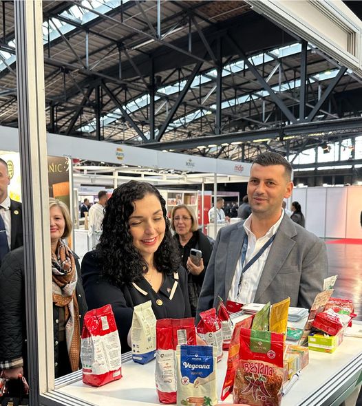 Presidentja Vjosa Osmani viziton panairin e gastronomisë shqiptare në Berlin