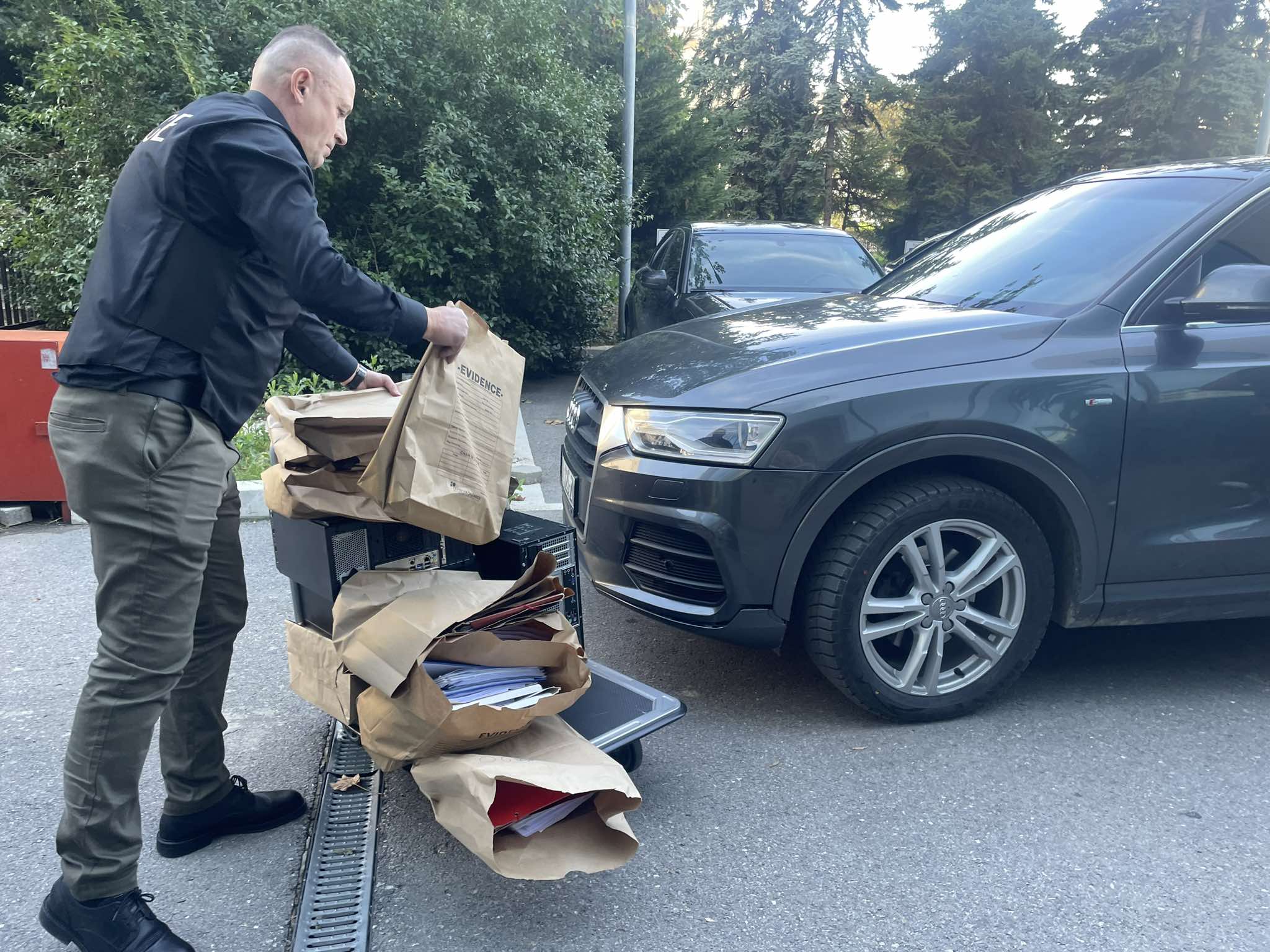 Policia konfiskon dokumente e kompjuterë, përfundon aksioni në Ministrinë e Mjedisit(Pamje)