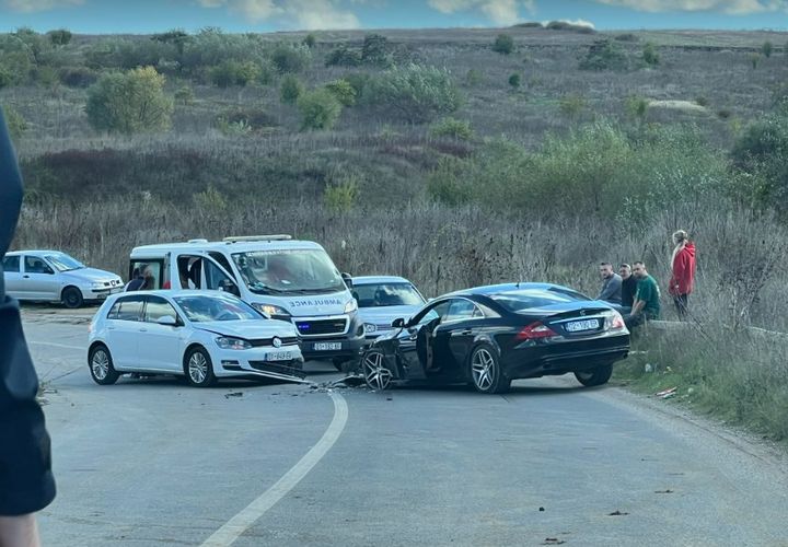 Aksident trafiku, ambulanca shihet në vend të ngjarjes /FOTO-DETAJE