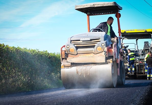 Asfaltohen rrugë dhe rrugica në Livadicë dhe Dumnicë