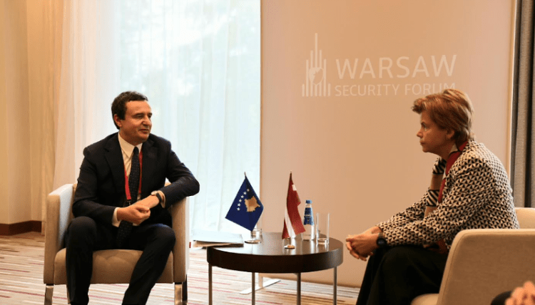 Kurti takoi ministren e Punëve të Jashtme të Letonisë, folën për s*ulmin në Banjskë