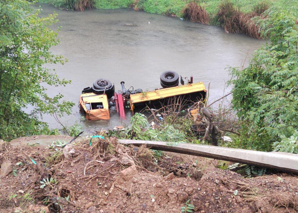 Kamioni rrotullohet dhe bie në lum, lëndohen tre persona(Pamje)