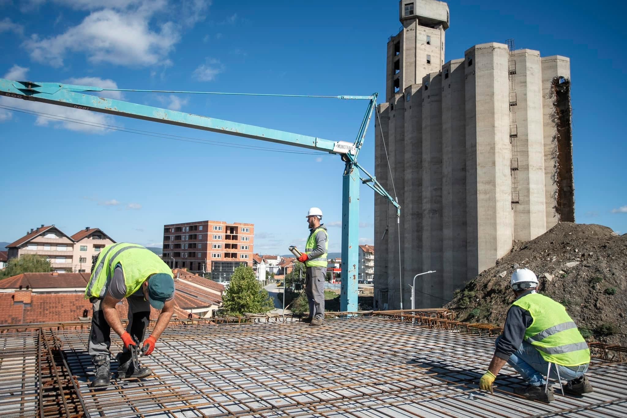 Ministri Çeku: Qendra Multifunksionale e Podujevës po merr formë