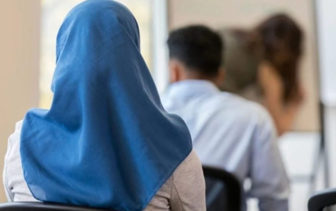 U përjashtua për shkak të mbulesës, 18-vjeçarja kthehet në bankat shkollore në Pejë