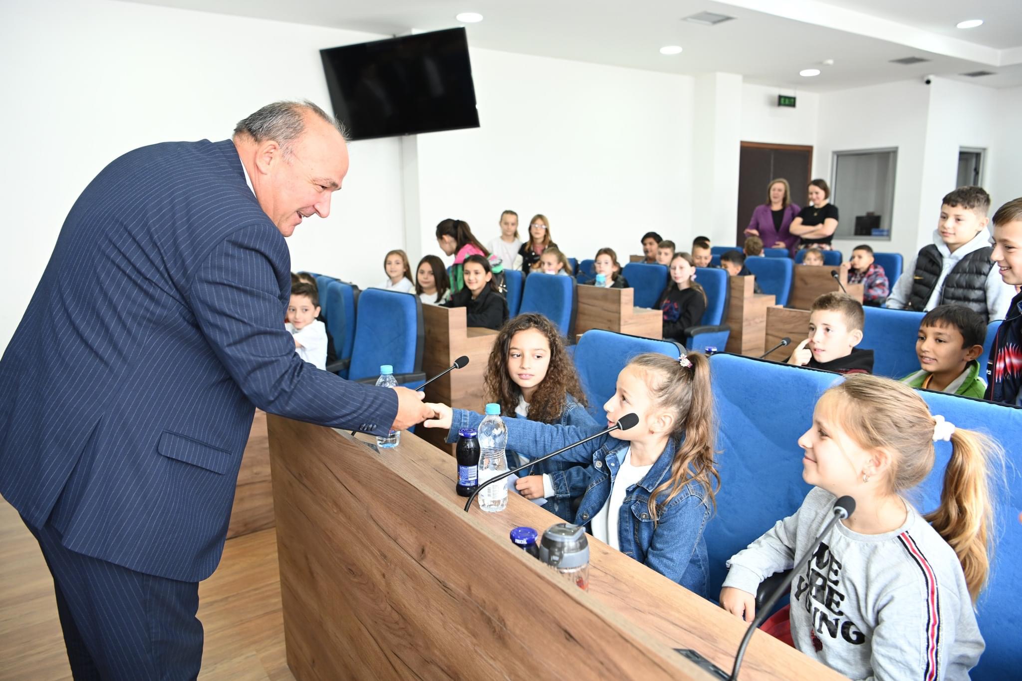 Kryetari mirpret nxënësit e klasës së katërt të shkollës ‘Ibrahim Rugova’ në Aktivitetin ‘Letër Drejtuar Kryetarit