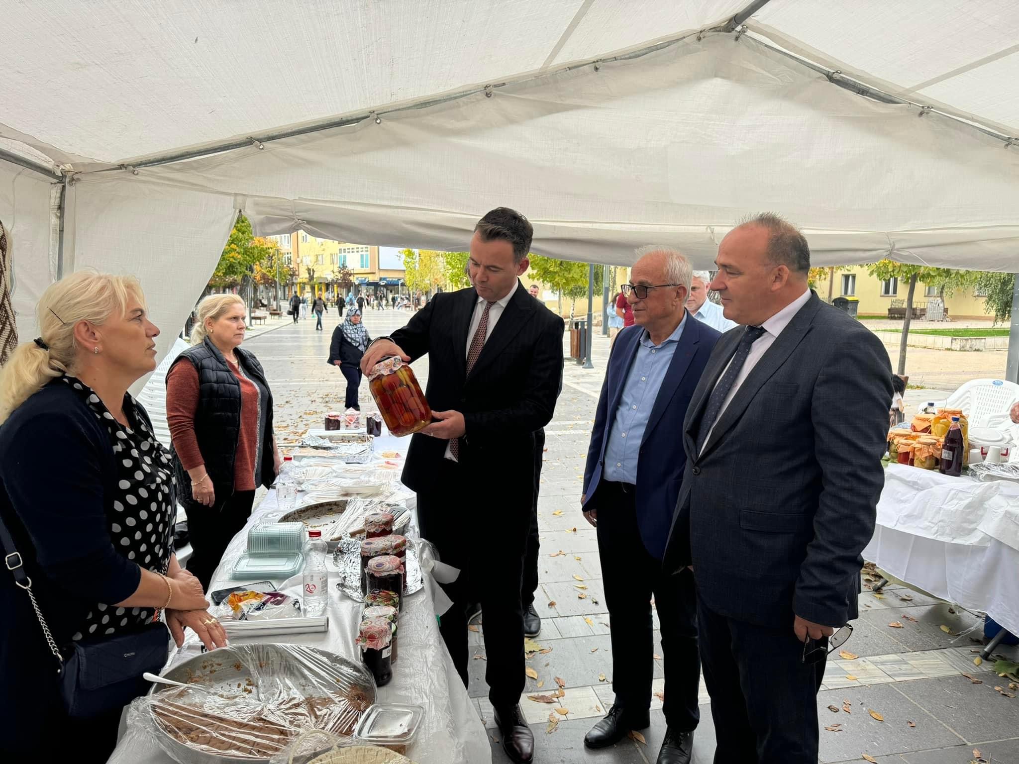 Bulliqi e Peci vizitojnë panairin e produkteve tradicionale në Bulevardin e Qytetit: Mbështetje për traditat dhe Gratë Llapjane